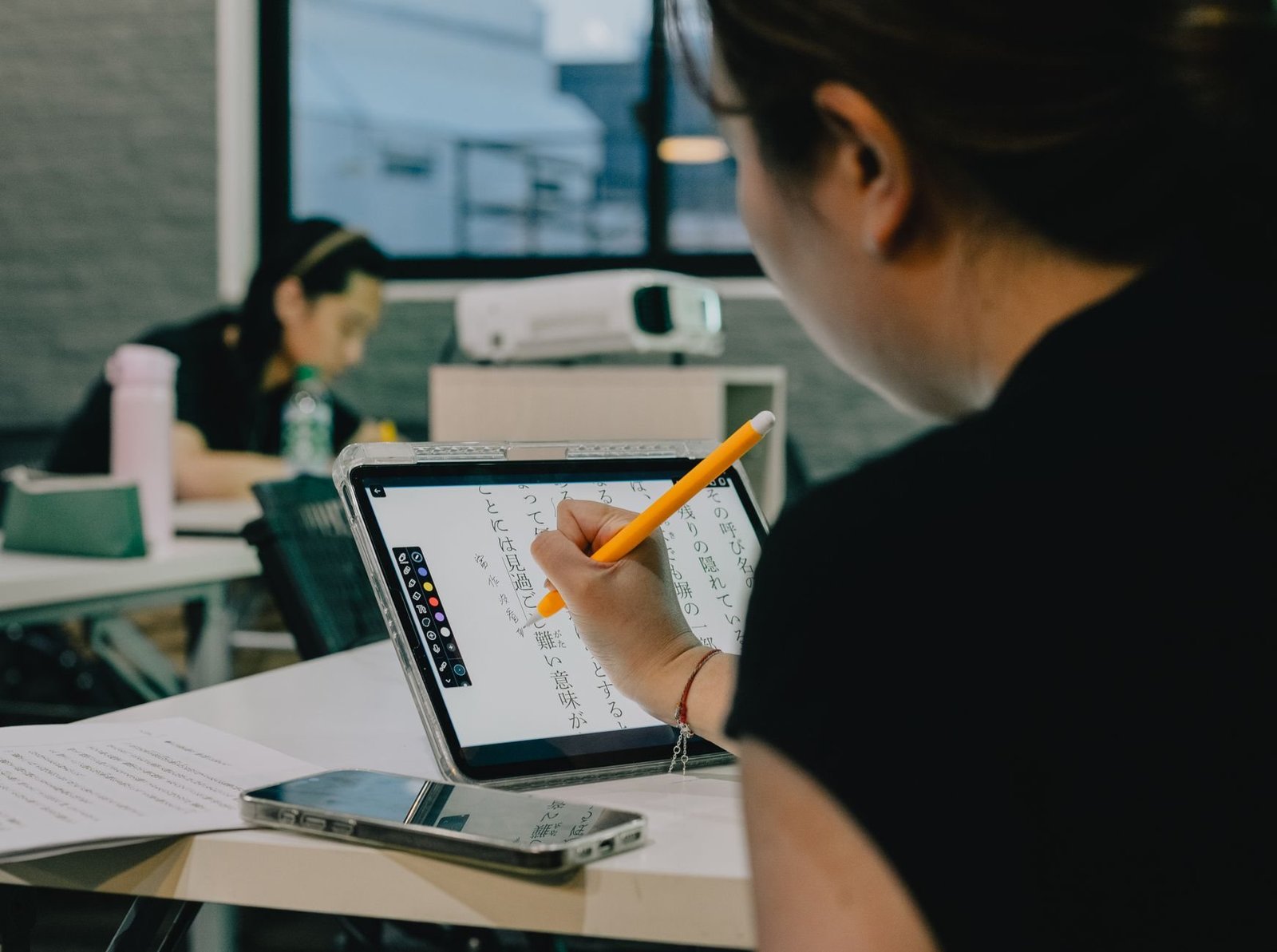 Tablets im Schulalltag: Kaufen, leasen oder mieten?